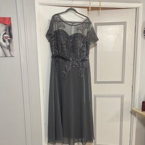 Chic Gray Lace Midi Dress